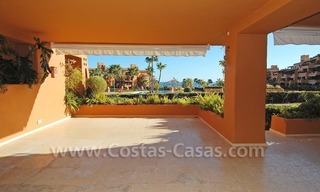 Apartamento de lujo, primera línea de playa a la venta, complejo frontal al mar, Nueva Milla de Oro, Marbella - Estepona 2