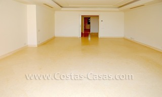 Apartamento de lujo, primera línea de playa a la venta, complejo frontal al mar, Nueva Milla de Oro, Marbella - Estepona 4