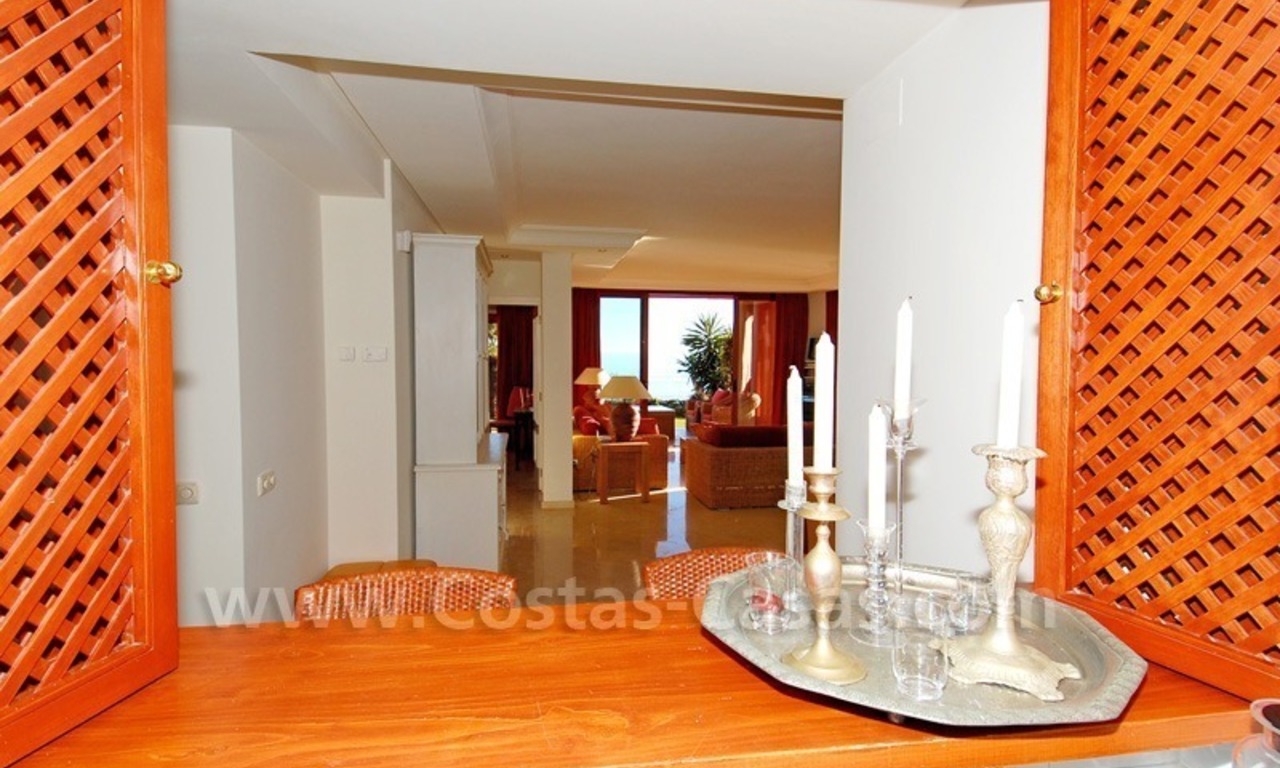 Apartamento en primera línea de playa a la venta, complejo situado frente al mar, Nueva Milla de Oro, Marbella - Estepona 11