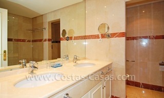 Apartamento en primera línea de playa a la venta, complejo situado frente al mar, Nueva Milla de Oro, Marbella - Estepona 14