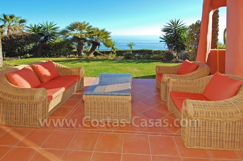 Apartamento en primera línea de playa a la venta, complejo situado frente al mar, Nueva Milla de Oro, Marbella - Estepona