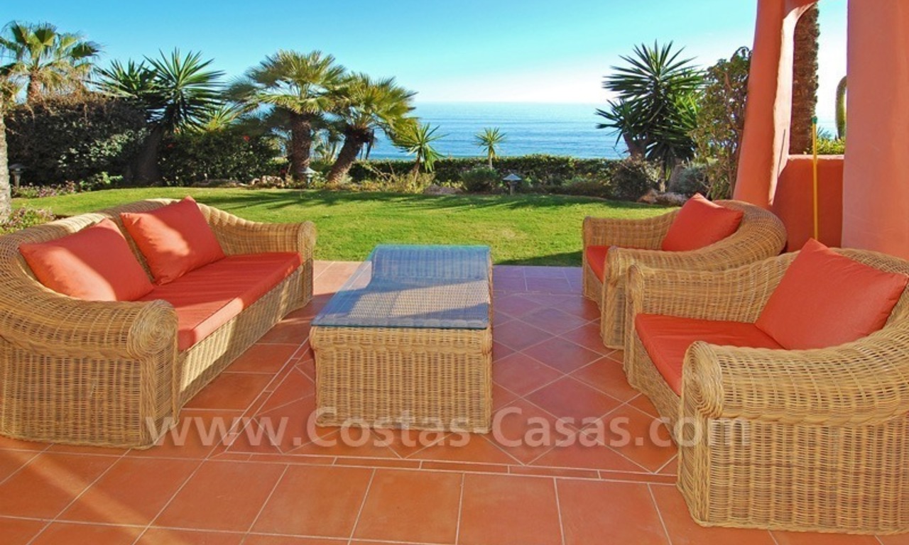 Apartamento en primera línea de playa a la venta, complejo situado frente al mar, Nueva Milla de Oro, Marbella - Estepona 0