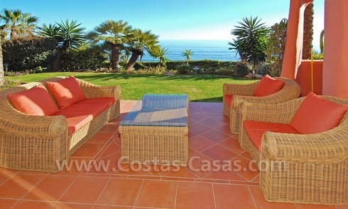 Apartamento en primera línea de playa a la venta, complejo situado frente al mar, Nueva Milla de Oro, Marbella - Estepona 
