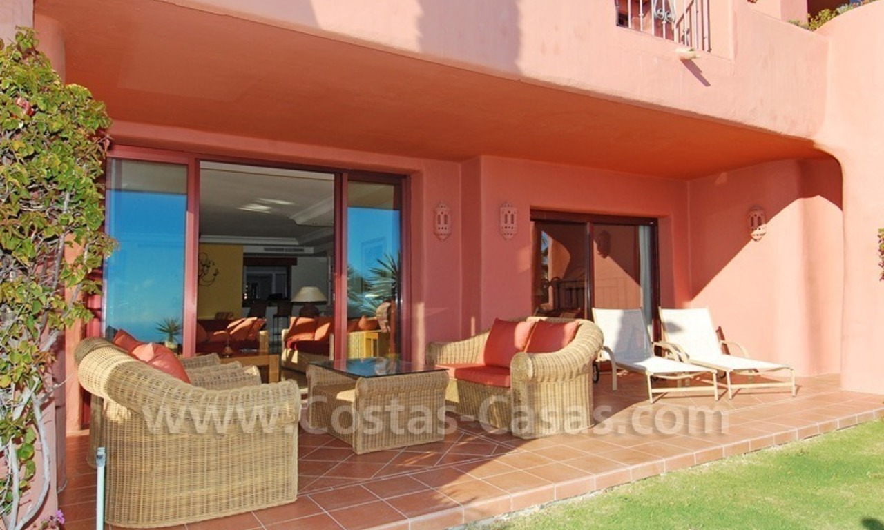 Apartamento en primera línea de playa a la venta, complejo situado frente al mar, Nueva Milla de Oro, Marbella - Estepona 1