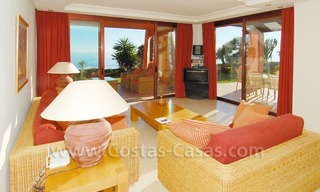 Apartamento en primera línea de playa a la venta, complejo situado frente al mar, Nueva Milla de Oro, Marbella - Estepona 7