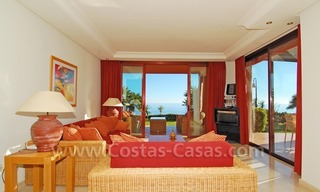 Apartamento en primera línea de playa a la venta, complejo situado frente al mar, Nueva Milla de Oro, Marbella - Estepona 8