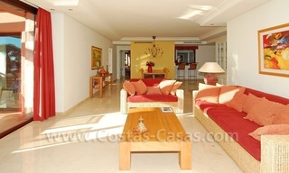 Apartamento en primera línea de playa a la venta, complejo situado frente al mar, Nueva Milla de Oro, Marbella - Estepona 9