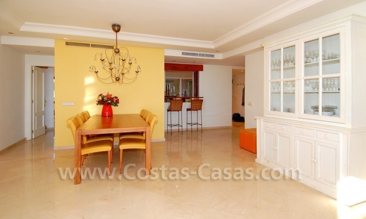Apartamento en primera línea de playa a la venta, complejo situado frente al mar, Nueva Milla de Oro, Marbella - Estepona 10