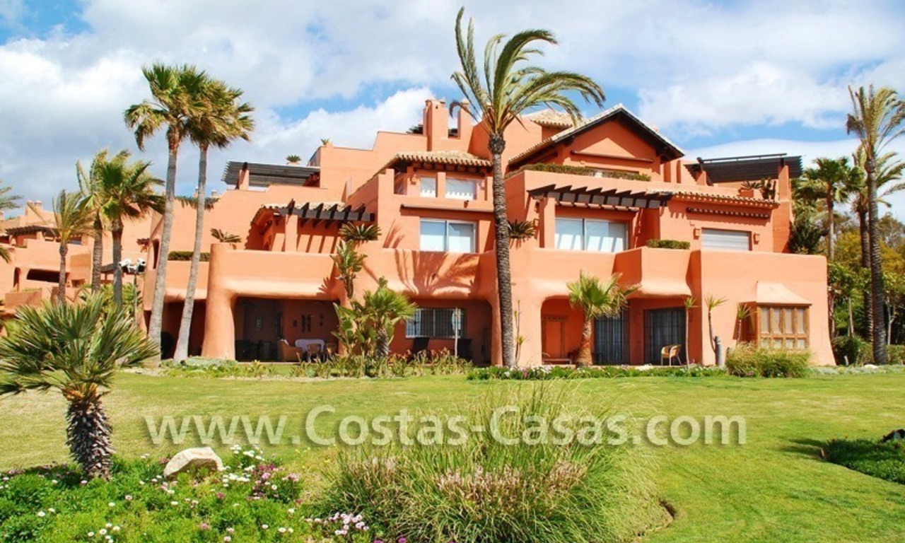 Apartamento de lujo frontal al mar de estilo andaluz a la venta en Marbella 2