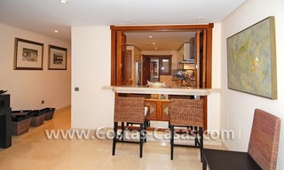 Apartamento de lujo frontal al mar de estilo andaluz a la venta en Marbella 10