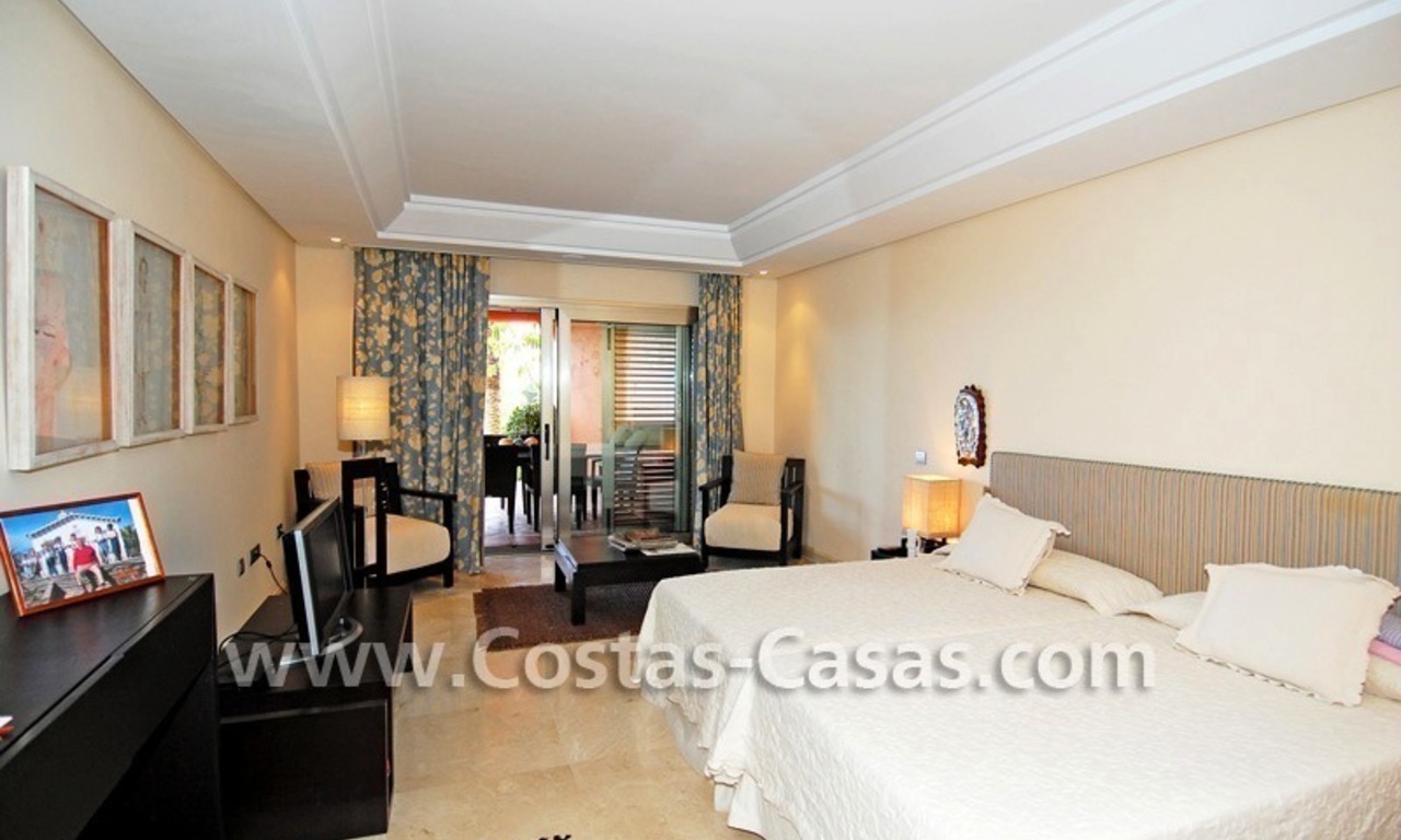 Apartamento de lujo frontal al mar de estilo andaluz a la venta en Marbella 12