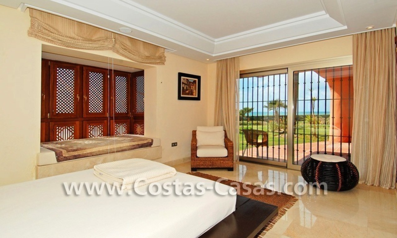 Apartamento de lujo frontal al mar de estilo andaluz a la venta en Marbella 15