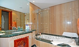 Apartamento de lujo frontal al mar de estilo andaluz a la venta en Marbella 18