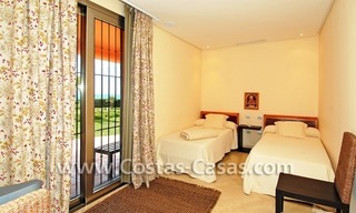 Apartamento de lujo frontal al mar de estilo andaluz a la venta en Marbella 19
