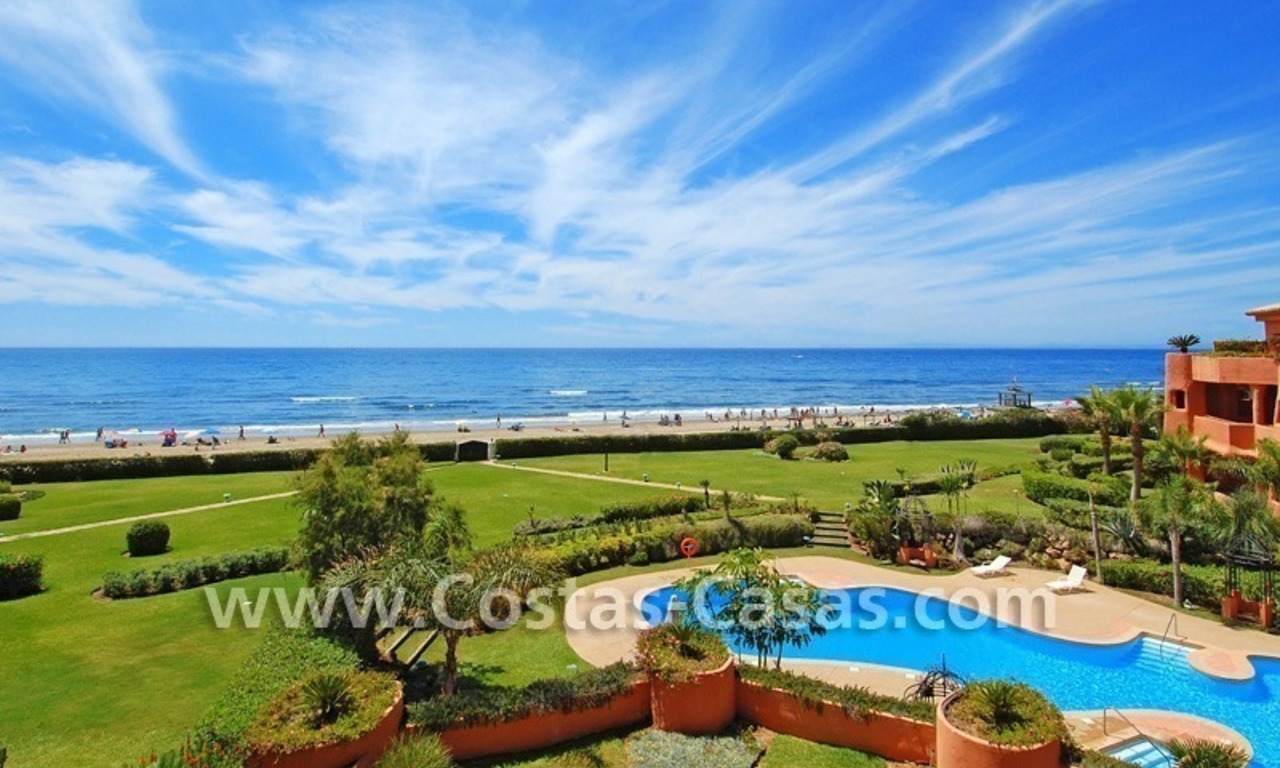 Apartamento de lujo frontal al mar de estilo andaluz a la venta en Marbella 21