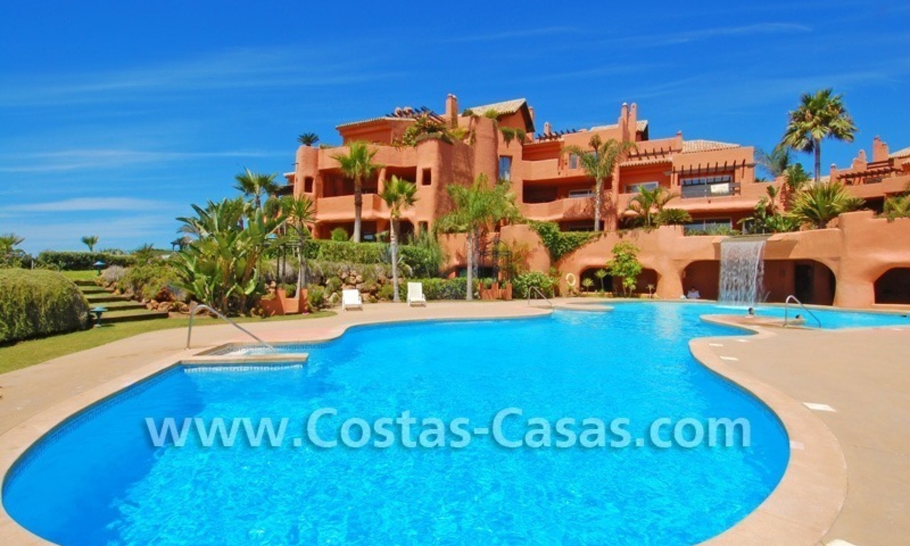 Apartamento de lujo frontal al mar de estilo andaluz a la venta en Marbella 24