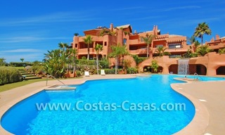 Apartamento de lujo frontal al mar de estilo andaluz a la venta en Marbella 24