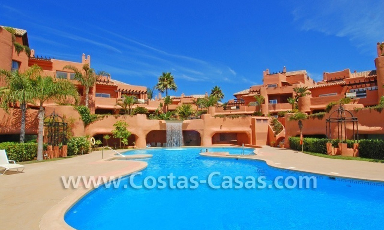 Apartamento de lujo frontal al mar de estilo andaluz a la venta en Marbella 25