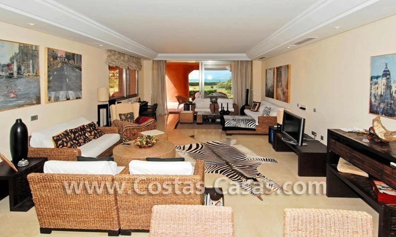 Apartamento de lujo frontal al mar de estilo andaluz a la venta en Marbella 8
