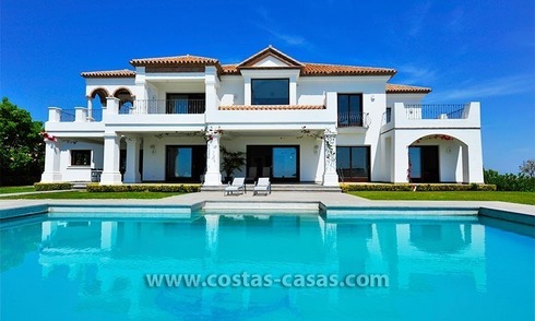 Villa de lujo de estilo moderno andaluz en venta, en Complejo de golf entre Marbella y Estepona 