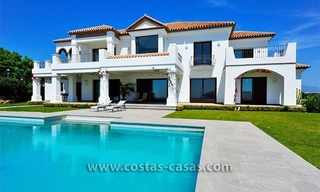 Villa de lujo de estilo moderno andaluz en venta, en Complejo de golf entre Marbella y Estepona 1