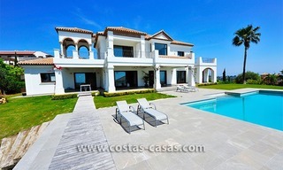 Villa de lujo de estilo moderno andaluz en venta, en Complejo de golf entre Marbella y Estepona 2