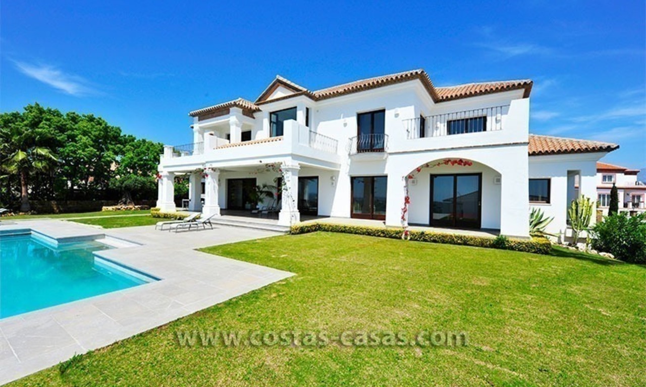 Villa de lujo de estilo moderno andaluz en venta, en Complejo de golf entre Marbella y Estepona 3