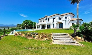 Villa de lujo de estilo moderno andaluz en venta, en Complejo de golf entre Marbella y Estepona 4