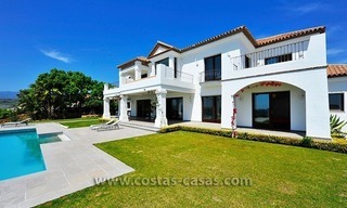 Villa de lujo de estilo moderno andaluz en venta, en Complejo de golf entre Marbella y Estepona 5