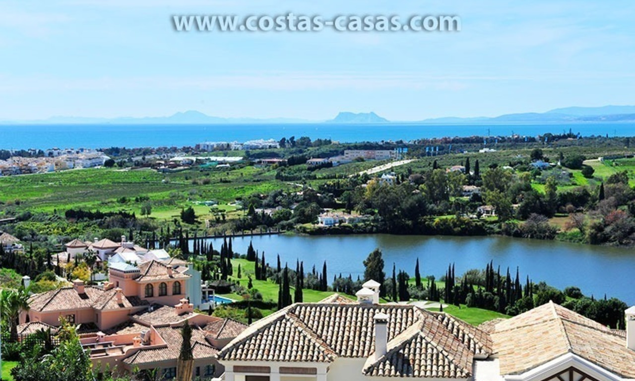 Villa de lujo de estilo moderno andaluz en venta, en Complejo de golf entre Marbella y Estepona 6