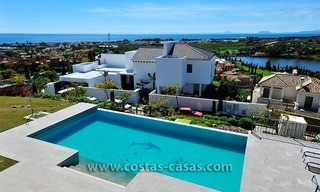 Villa de lujo de estilo moderno andaluz en venta, en Complejo de golf entre Marbella y Estepona 7