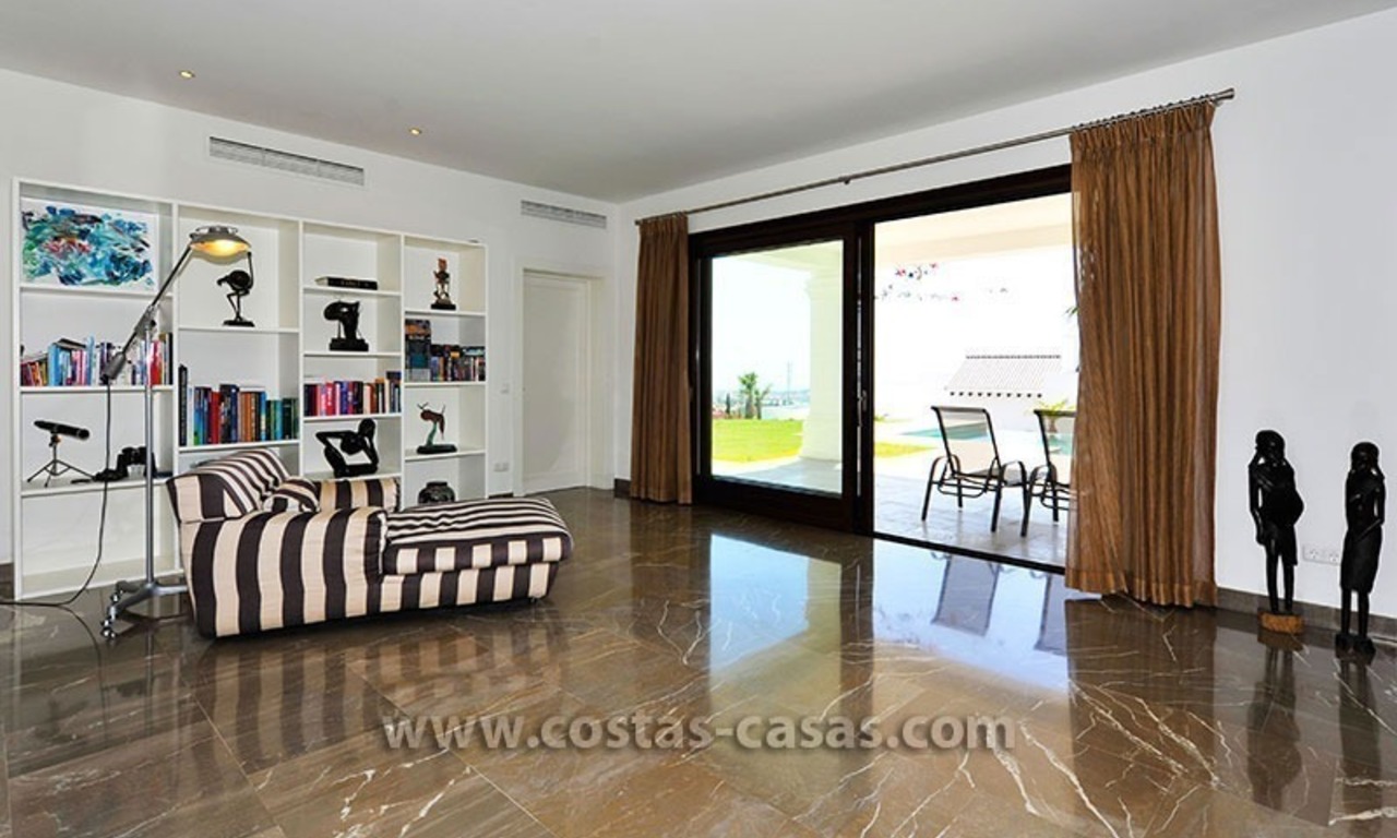 Villa de lujo de estilo moderno andaluz en venta, en Complejo de golf entre Marbella y Estepona 11