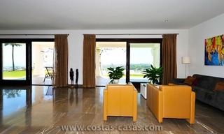 Villa de lujo de estilo moderno andaluz en venta, en Complejo de golf entre Marbella y Estepona 12