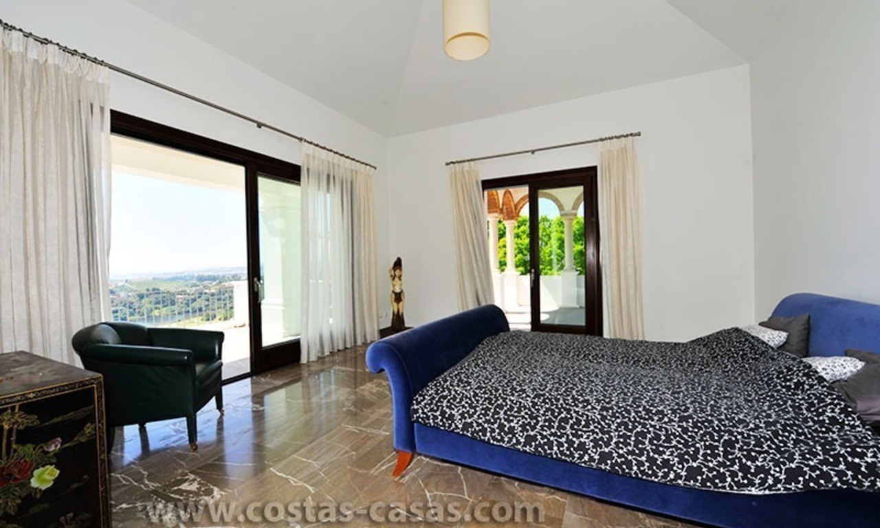 Villa de lujo de estilo moderno andaluz en venta, en Complejo de golf entre Marbella y Estepona 18