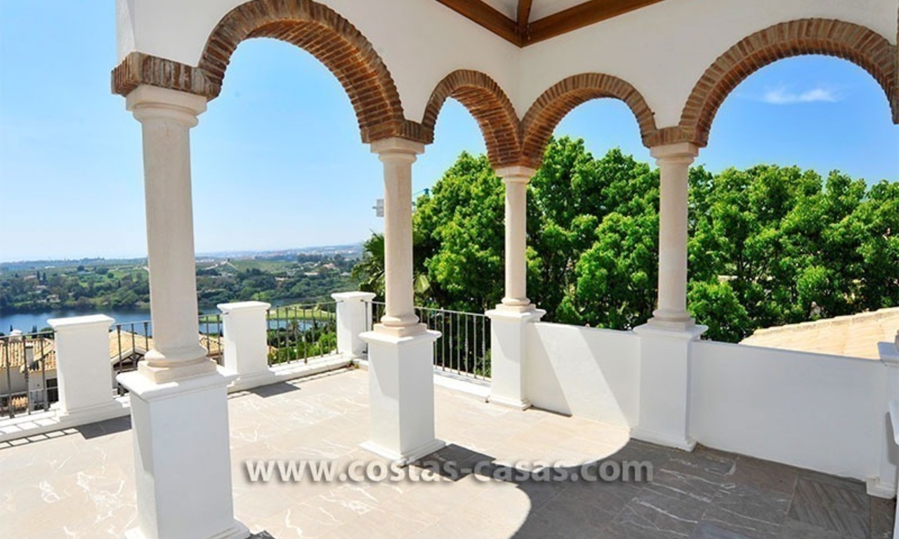 Villa de lujo de estilo moderno andaluz en venta, en Complejo de golf entre Marbella y Estepona 21