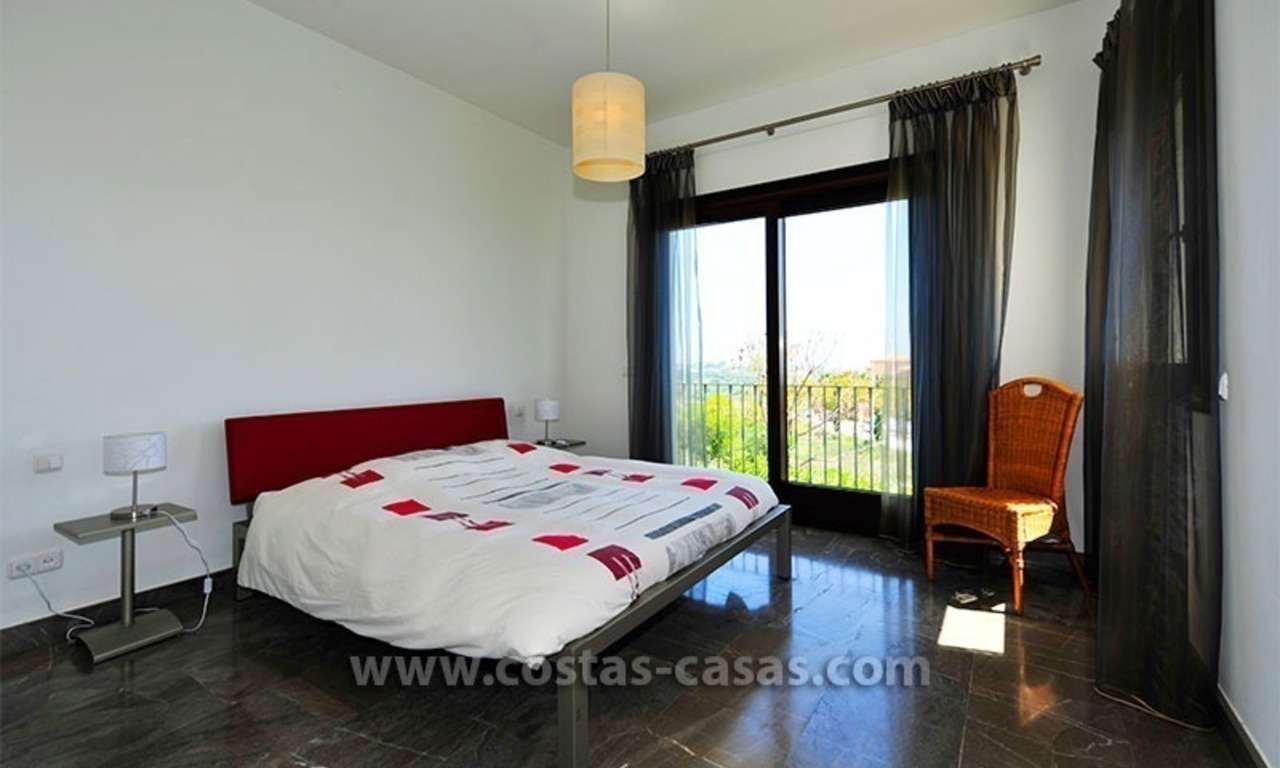 Villa de lujo de estilo moderno andaluz en venta, en Complejo de golf entre Marbella y Estepona 27
