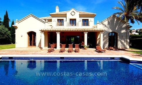 Villa de estilo andaluz a la venta en Estepona - Marbella 