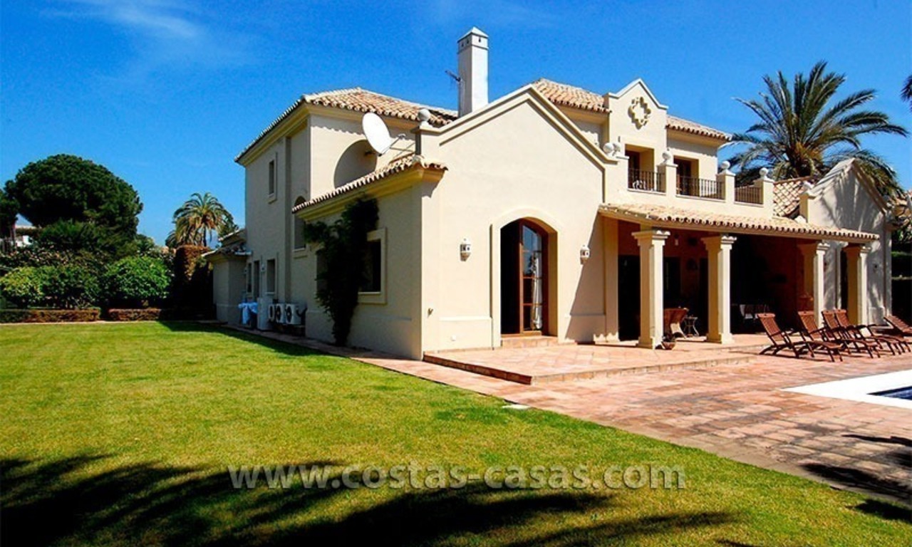 Villa de estilo andaluz a la venta en Estepona - Marbella 1