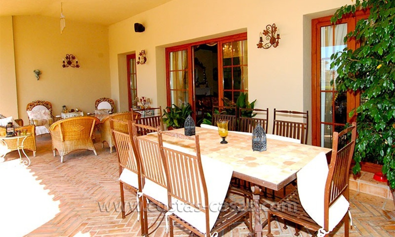 Villa de estilo andaluz a la venta en Estepona - Marbella 4