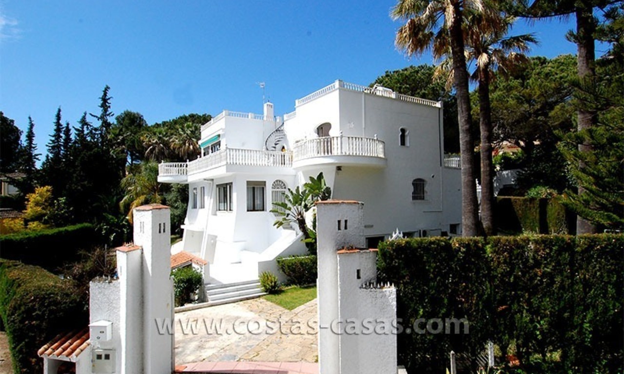 Villa situada en segunda línea de golf a la venta en Nueva Andalucía - Marbella 1