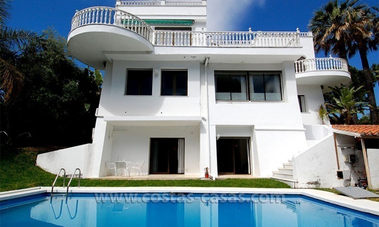 Villa situada en segunda línea de golf a la venta en Nueva Andalucía - Marbella 2