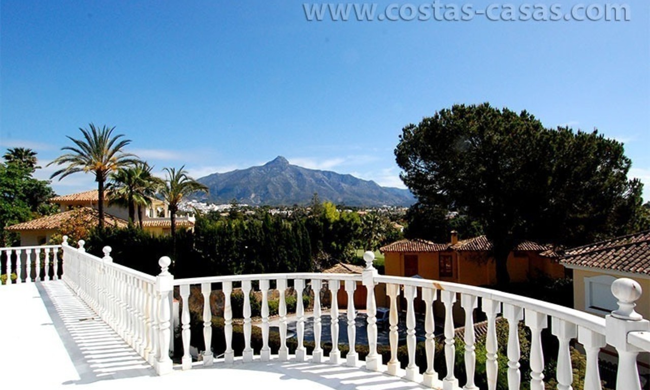 Villa situada en segunda línea de golf a la venta en Nueva Andalucía - Marbella 6