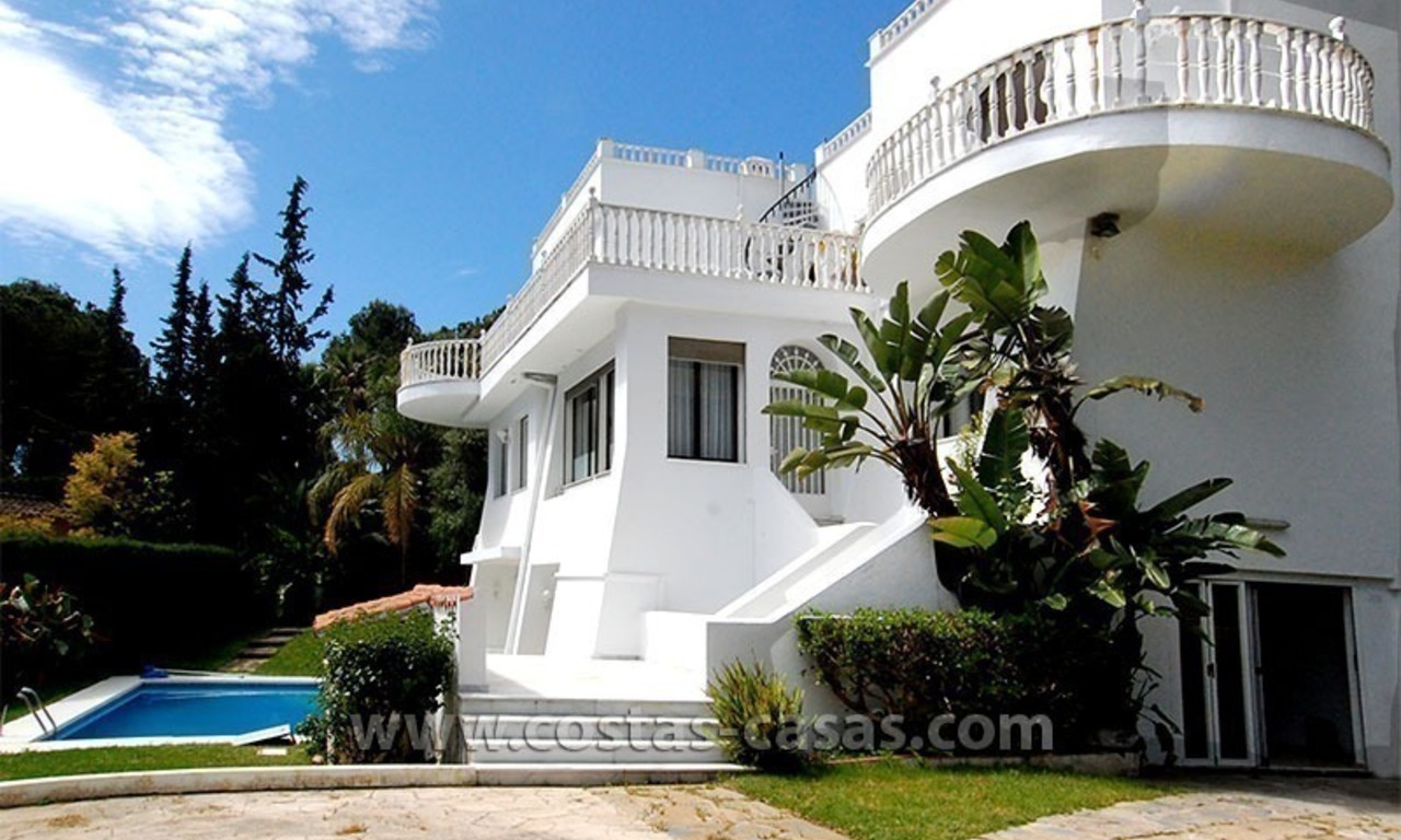 Villa situada en segunda línea de golf a la venta en Nueva Andalucía - Marbella 0