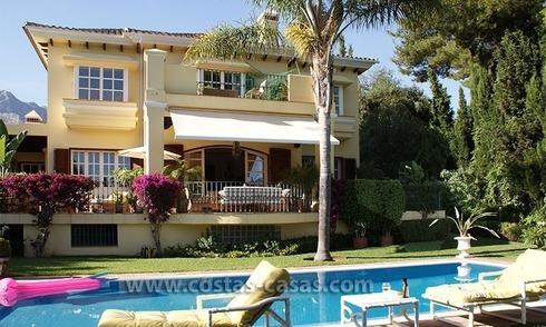 Villa de estilo andaluz a la venta en La Milla de Oro en Marbella 