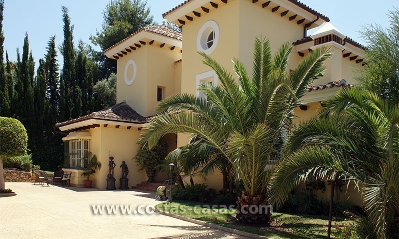 Villa de estilo andaluz a la venta en La Milla de Oro en Marbella 2