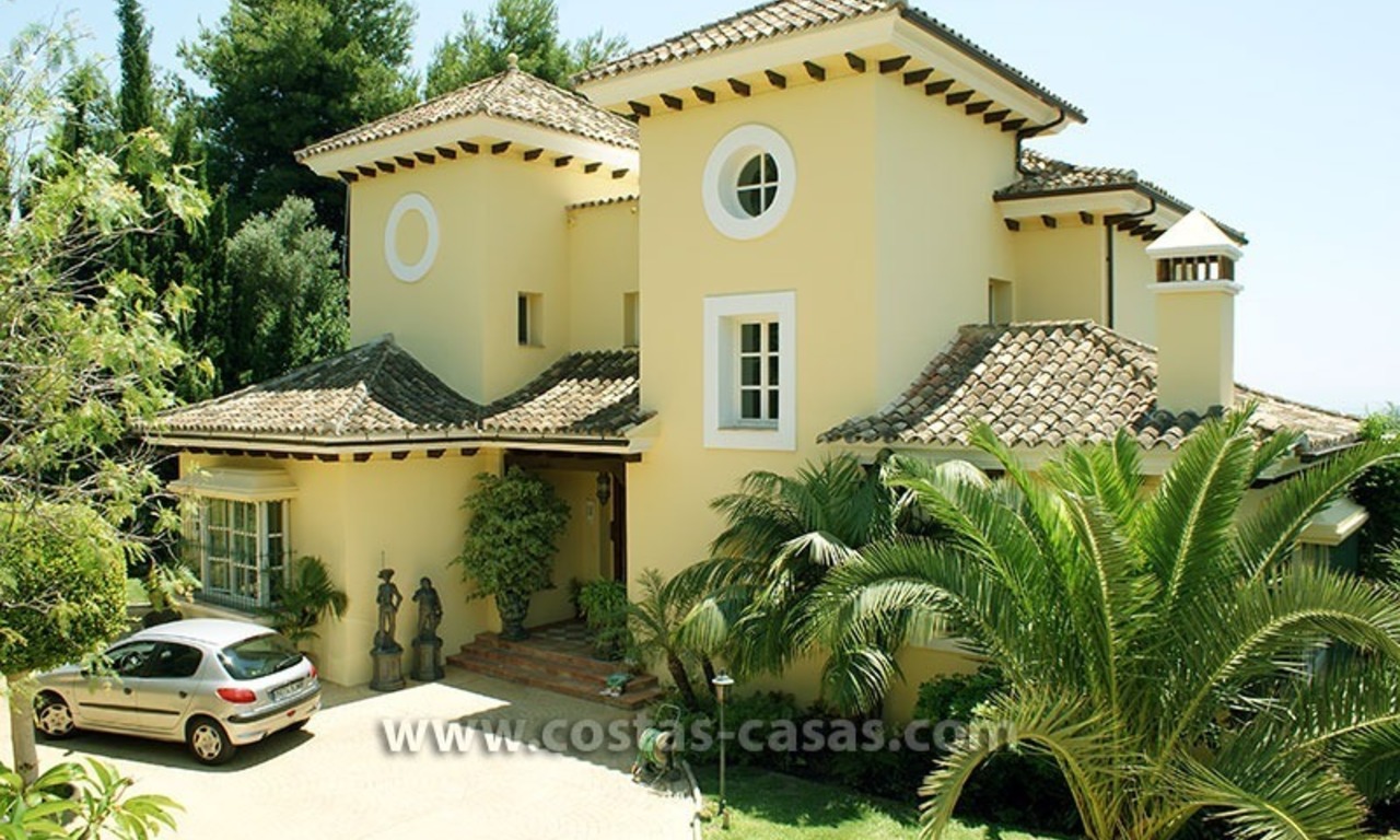 Villa de estilo andaluz a la venta en La Milla de Oro en Marbella 3