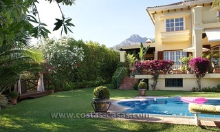 Villa de estilo andaluz a la venta en La Milla de Oro en Marbella 4