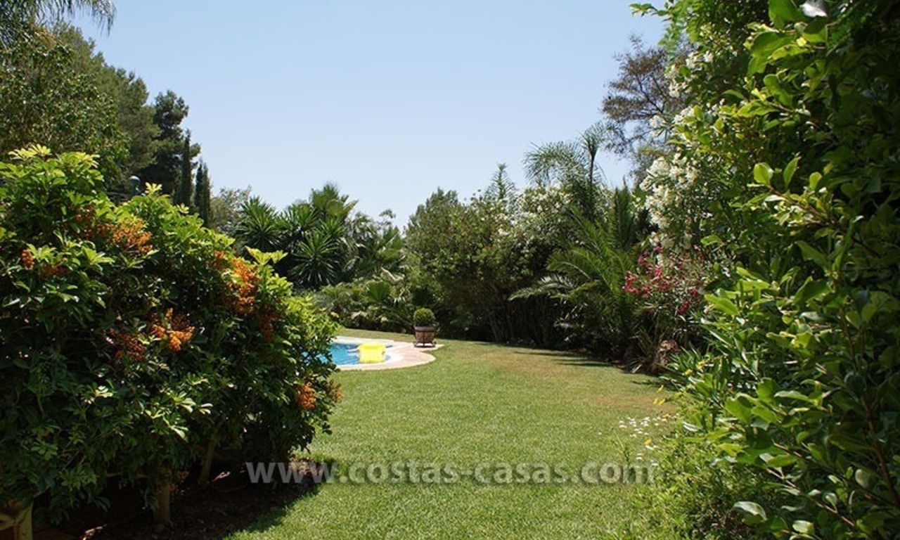 Villa de estilo andaluz a la venta en La Milla de Oro en Marbella 5