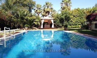 Villa de estilo andaluz a la venta en La Milla de Oro en Marbella 8