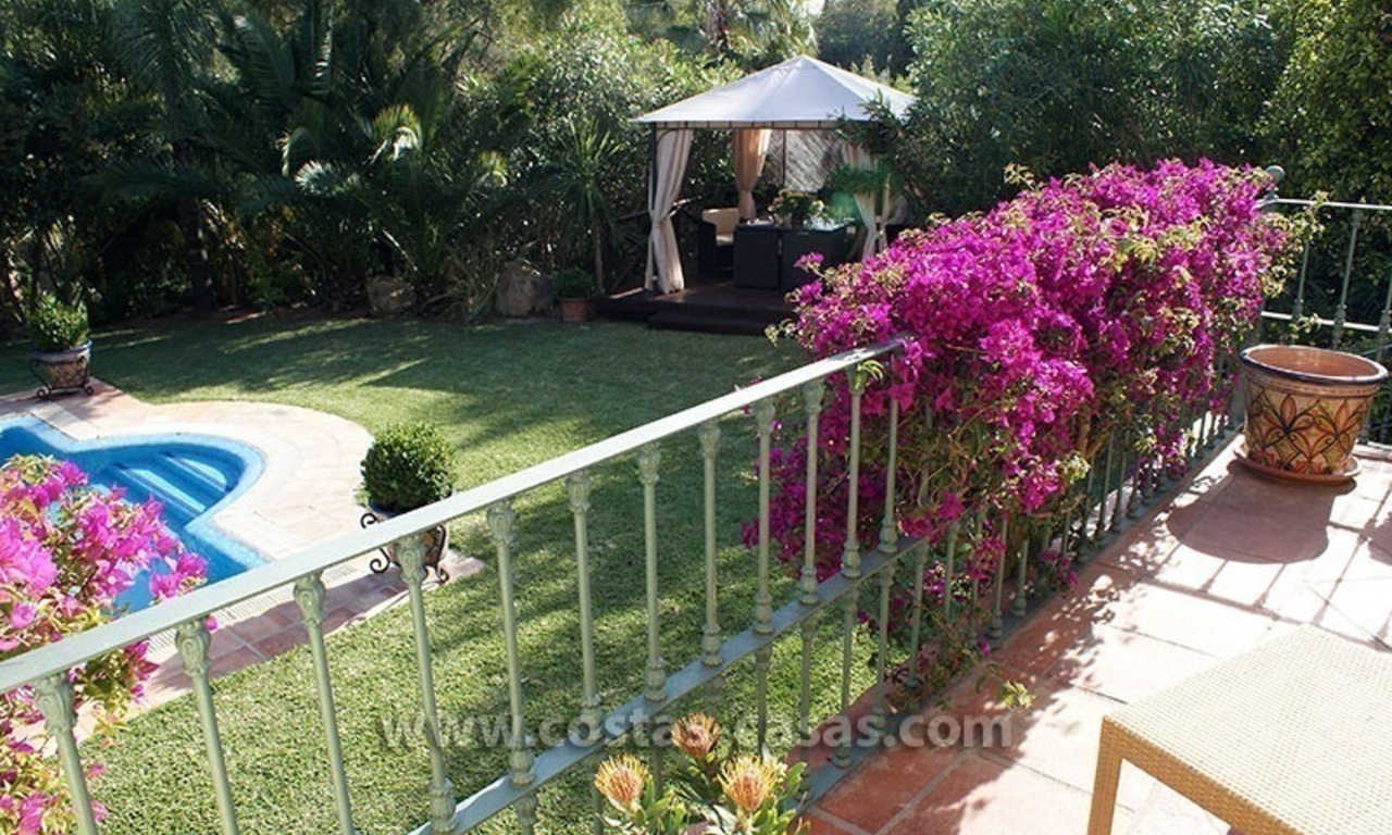 Villa de estilo andaluz a la venta en La Milla de Oro en Marbella 12